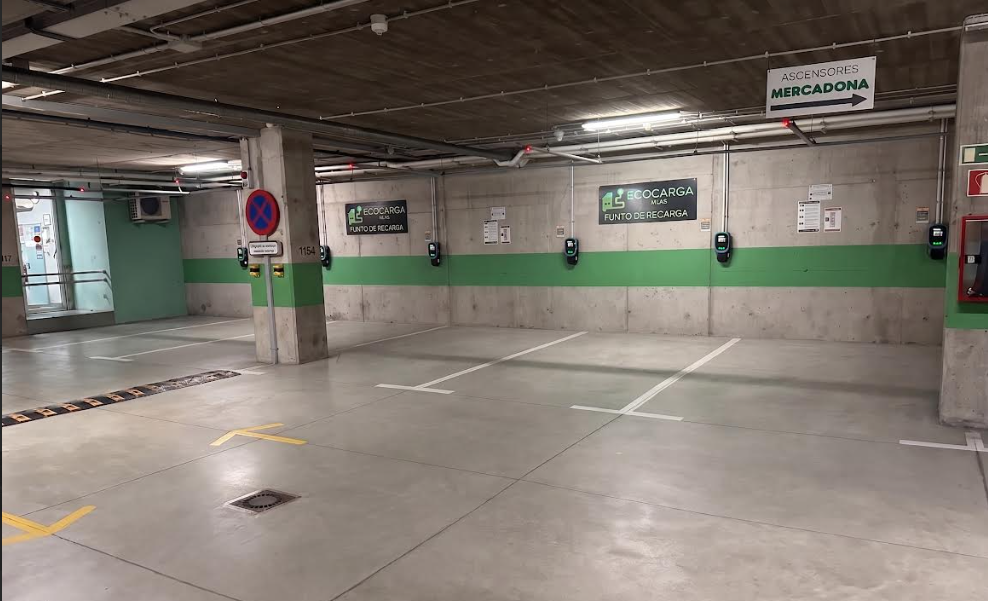 Interior del Parking Primero de Mayo con plazas para vehículos