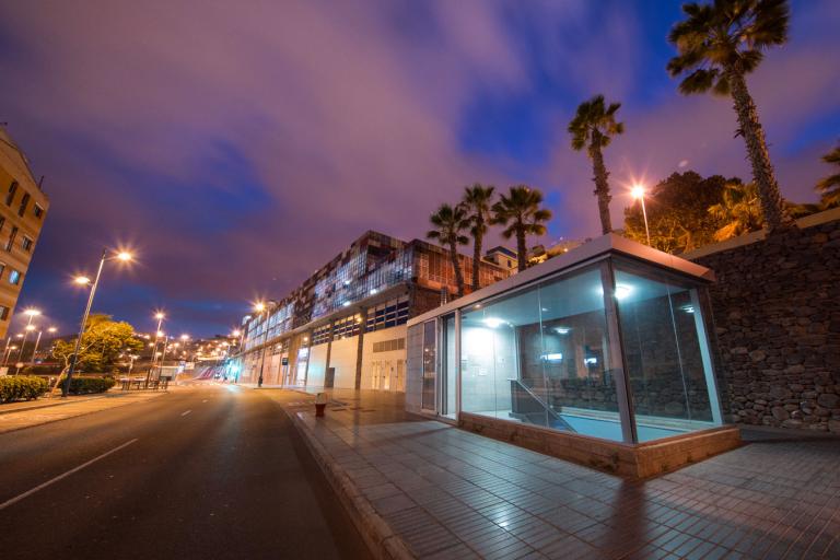 Entrada externa a Parking Primero de Mayo