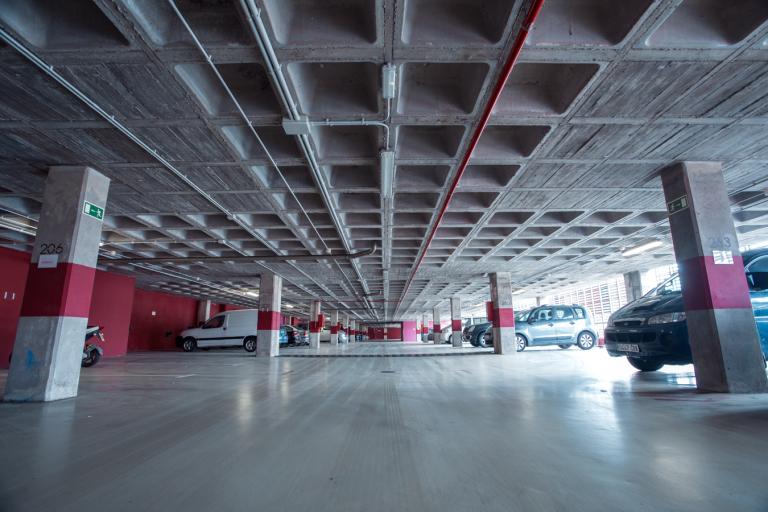 Vista interior general del Parking Primero de Mayo